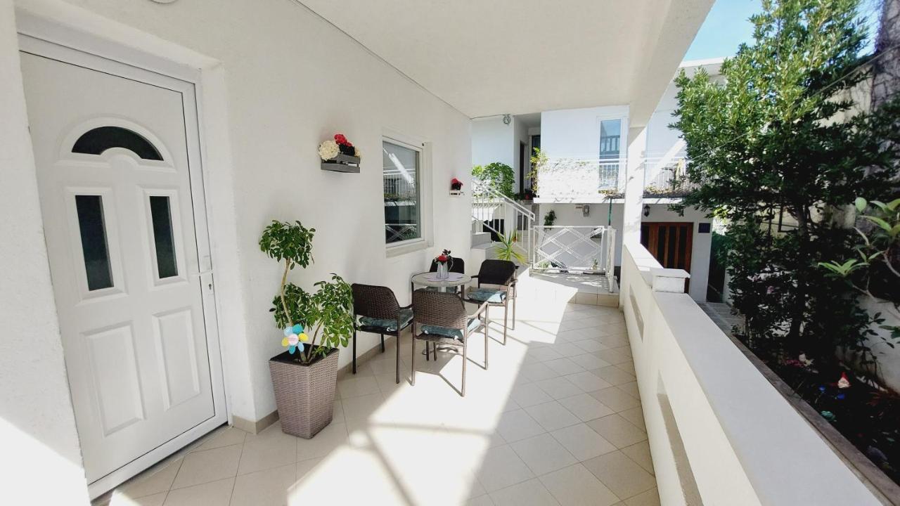 Luna Apartments Baška Voda Esterno foto